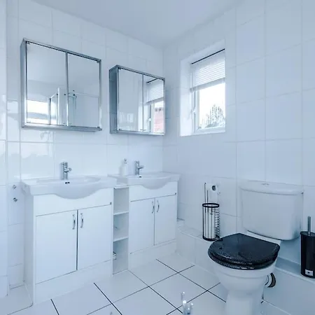 Big 7xguest House 3xvan Locked Carport Garden & Bradford Holiday home Leeds (West Yorkshire)