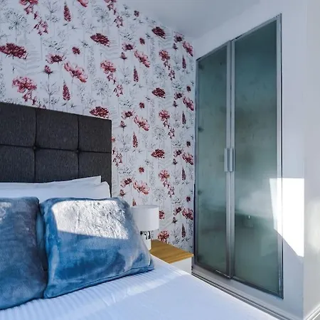 Big 7xguest House 3xvan Locked Carport Garden & Bradford