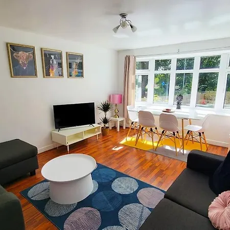 Big 7xguest House 3xvan Locked Carport Garden & Bradford Holiday home