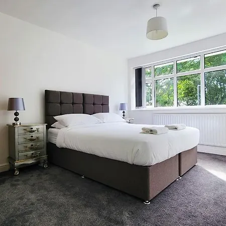 Big 7xguest House 3xvan Locked Carport Garden & Bradford Leeds (West Yorkshire)