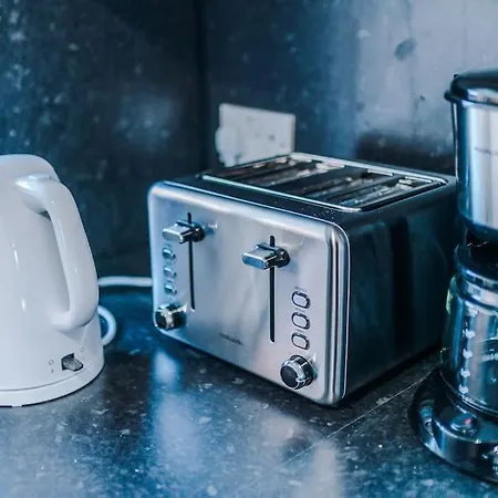 Big 7xguest House 3xvan Locked Carport Garden & Bradford