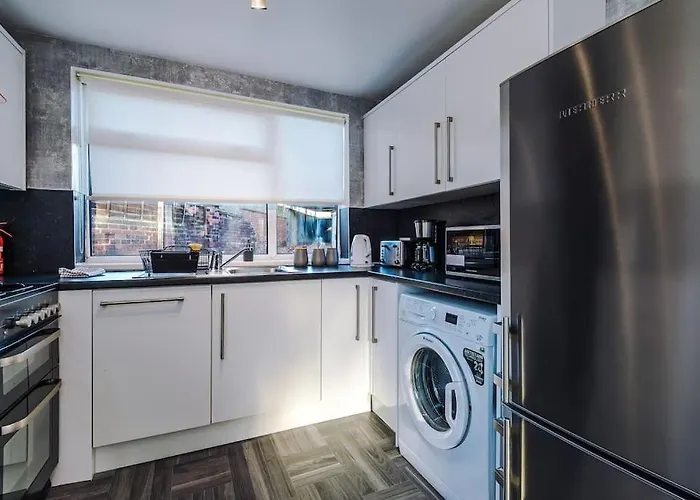 Holiday home Big 7xguest House 3xvan Locked Carport Garden & Bradford Leeds (West Yorkshire)