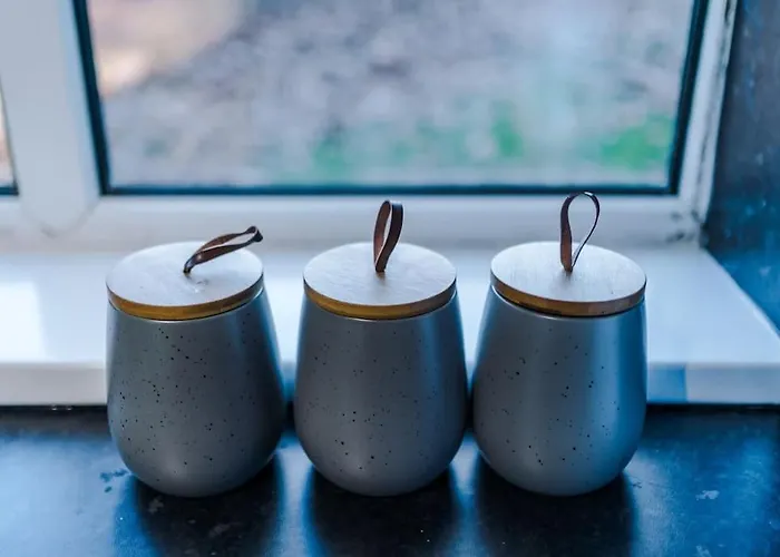 Big 7xguest House 3xvan Locked Carport Garden & Bradford Leeds (West Yorkshire)