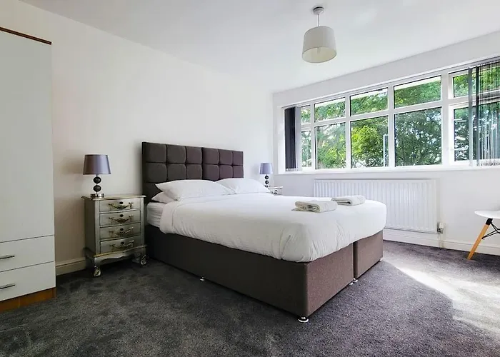 Big 7xguest House 3xvan Locked Carport Garden & Bradford Leeds (West Yorkshire)