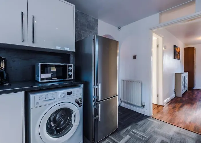 Big 7xguest House 3xvan Locked Carport Garden & Bradford