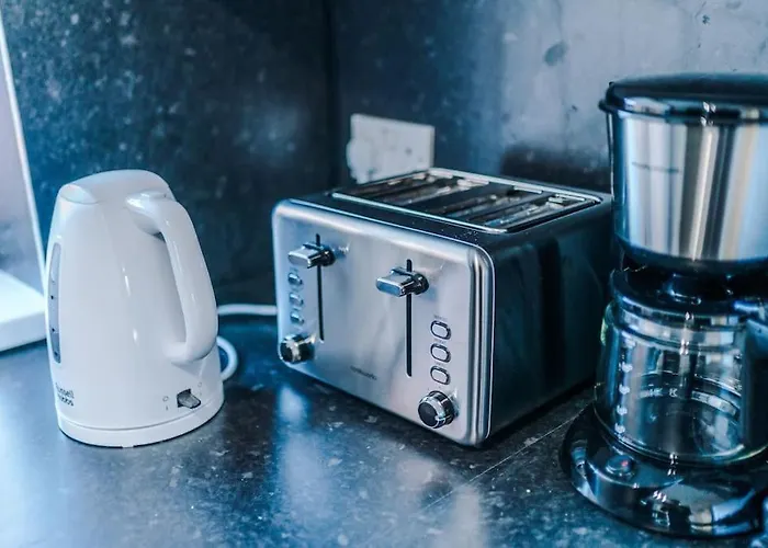 Big 7xguest House 3xvan Locked Carport Garden & Bradford